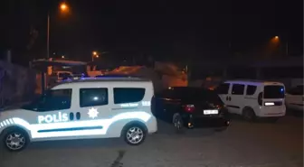 Uyuşturucu Şüphelileri Kendilerini Gözaltına Almak İsteyen 2 Polisi Yaraladı