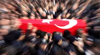 Dur' İhtarına Uymayan Aracın Polise Çarpması