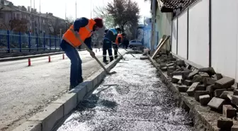 İsfendiyar Sokak'ta Yollar Düzenleniyor