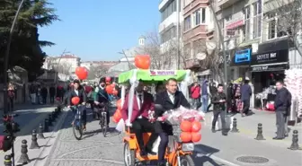 Sevgililer Günü'nde Bisikletli Gelin Adayı