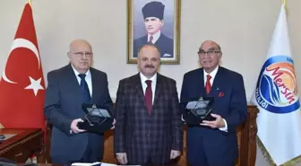 Vali Çakacak, Emekli Mülki İdare Amirlerine Hizmet Anısı ve Belgesi Takdim Etti