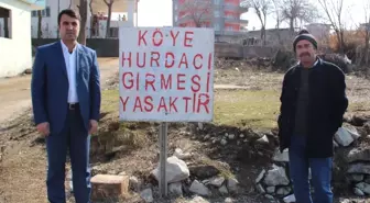 Hırsızlıktan Bıkan Köylüler, Hurdacıların Köye Girmemesi İçin Tabela Astı