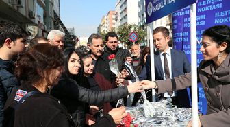 Büyükşehir Belediyesi, Sevgililer Günü'nü 2 Bin Karanfil ve Fular Dağıtarak Kutladı