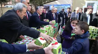 Çocuklara Elma Dağıtıldı