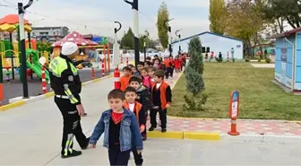 Trafik Kurallarını Tiyatro ile Öğreniyorlar