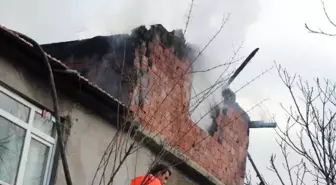 Evde Çıkan Yangını İtfaiye Söndürdü