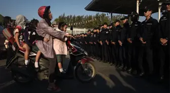 Tayland'da Polis, Para Aklamakla Suçlanan Budist Rahibin Tapınağını Bastı