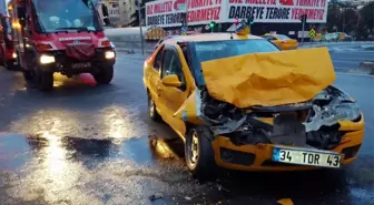 Şişli'de Taksi Tur Otobüsüne Çarptı: 1 Yaralı