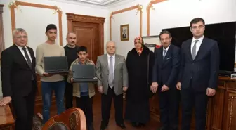 Vali, Şehit Ahmet Taş'ın Kardeşlerine Laptop Hediye Etti