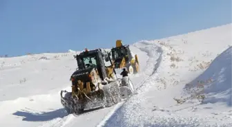 Çığ Altından Kurtuldukları Bölgede Karla Mücadele Yapıyorlar