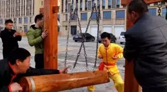 Çinliler, Testislerine Kütükle Vurarak Cinsel Hayatlarını Güçlendiriyor