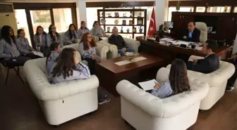 Finike'nin Prensesleri Başkan Sarıoğlu'nu Ziyaret Etti