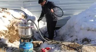 Van'da Donan Su Borularına Düdüklü Tencereli Çözüm!