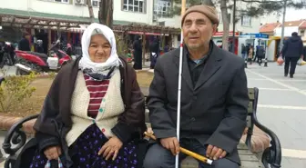 Engelli Çift, Kütahya'dan Uşak'a Giderek Sokak Müzisyenliği Yapıyor