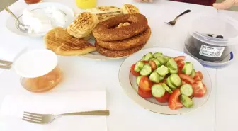 Depremzede Öğrencilerin Kahvaltısı Türk Kızılayından