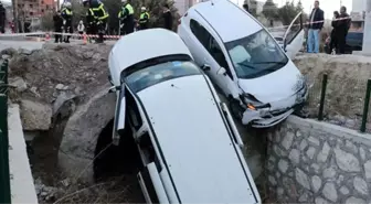 Çarpışan Araçlar Üniversiteli Kızları Az Kalsın Öldürüyordu!