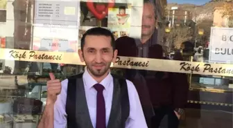 Sosyal Medya Fenomeni Selfie Çektirenden 5 TL Alıyor