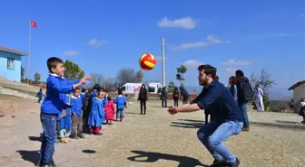 Üniversiteli Öğrencilerden Köy Okullarına Destek