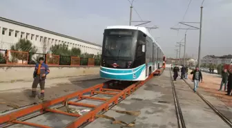 Akçaray'ın ilk tramvay aracı raylara indi