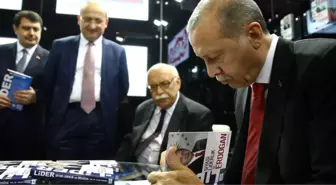 Cumhurbaşkanı Erdoğan Kitap Fuarında 'Lider Erdoğan' kitabını imzaladı