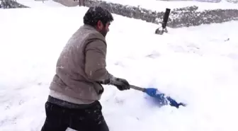 Engelli Murat'ın Zorlu Kar Temizliği