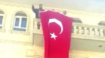 Mardin'de Belediyeye Operasyon! Başkan Gözaltına Alındı, Türk Bayrağı Asıldı