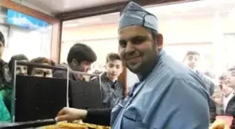 Yoğun İlgiyle Karşılaşan Tostçu Erol, Artık Randevu Usulü Tost Satacak