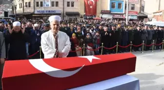 Şehit Babası Oğlunun Tabutunu Taşıdı (2)