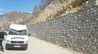 Tunceli Dağdan Kopan Kaya Parçası Minibüsün Üstüne Düştü