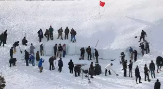 Dağdaki Doğal Deliğe Yaz İçin Tonlarca Kar Depolandı