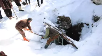 Dağdaki Doğal Deliğe Yaz Için Tonlarca Kar Depolandı