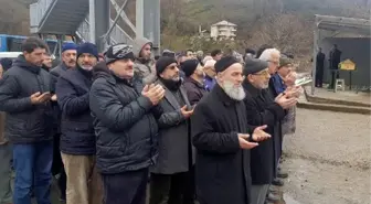 Devrilen Dolabın Altında Ölen 3 Yaşındaki Çocuk Toprağa Verildi