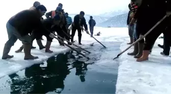 Göl Yüzeyindeki Buzu Kesen Vatandaşlar, Adadan Karaya Kanal Açtılar