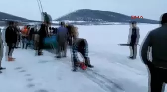 Isparta Göl Yüzeyindeki Buzu Keserek Adaya Yol Açtılar