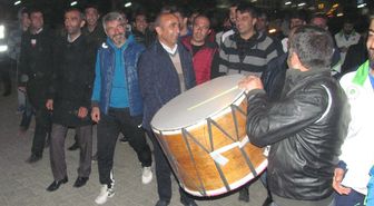 Olaylı Maçtan Galibiyetle Ayrılan Takıma Davul Zurnalı Karşılama