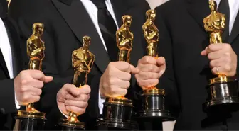 Oscar'a 50 Yaşındaki Salma Hayek'in Göğüs Dekoltesi Damga Vurdu