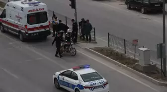 Kamyonet Işıklarda Motosiklete Arkadan Çarptı; 1 Yaralı