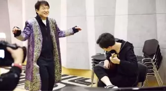 Jackie Chan'e Dombıra Çalıp Kaftan Hediye Etti