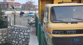 Kamyonla Çarpışan Otomobilde Can Pazarı: 7 Yaralı