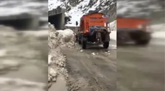 Hakkari - Van Karayoluna Çığ Düştü