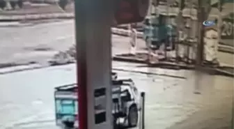 Kaza Geliyorum Dedi... Tarım Aracını Sıyırıp Geçen Otomobil Kaza Yapmaktan Kurtulamadı