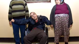 18 Yaşındaki Engelli Genç, Tekerlekli Sandalyeyle Hayata Tutundu