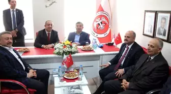 Bakan Yılmaz, Mersin'de Sivaslılar Derneği'ni Ziyaret Etti