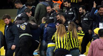 Kadıköy'de Tribünler Ikiye Bölündü