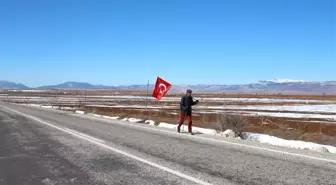 Rüyasında Gördüğü Ömer Halisdemir'in Mezarına Yürüyor