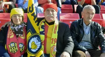 63 Yaşındaki Orhan Mutlu ve Eşi, Yeni Malatyaspor'un Her Maçına Gidiyor