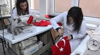 Kız Öğrenciler Şehitler İçin 250 Türk Bayrağı Dikti