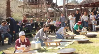 Yabancı Gelinler En İyi Gözlemeyi Yapmak İçin Yarıştı