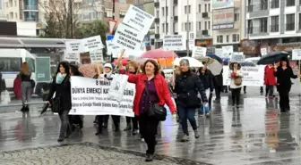 Çanakkaleli Kadınlardan Yağmur Altında Tiyatrolu Kutlama