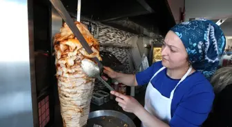 Döner Tezgahının Başında Kadın Usta